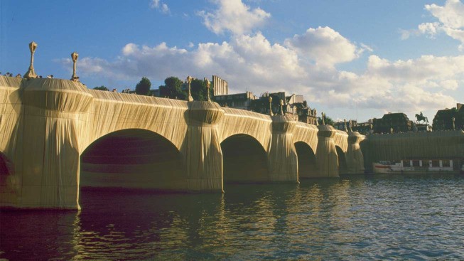 Le Pont-neuf emballé par christo en 1975
